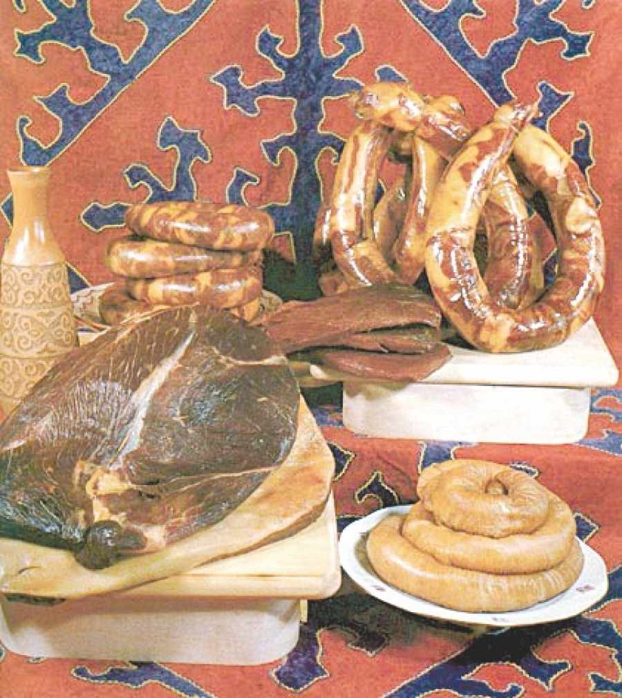Блюда казахского народа. Шужук казахский. Казахские национальные блюда шужук. Национальная кухня ногайцев. Казахское блюдо с кониной.